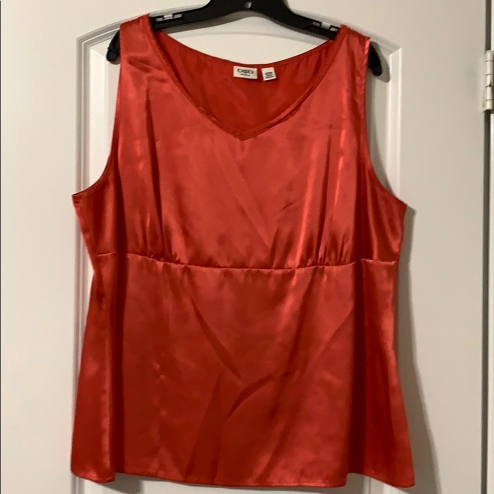 Cute summer tank! Perfect alone or under jacket!